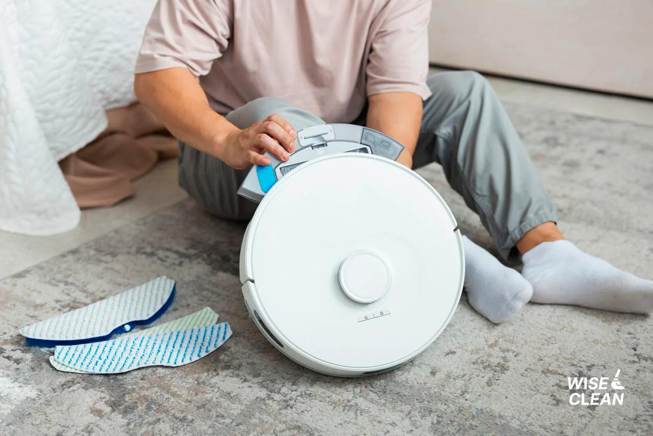 WiseClean – Inimene hooldab robottolmuimejat põrandal