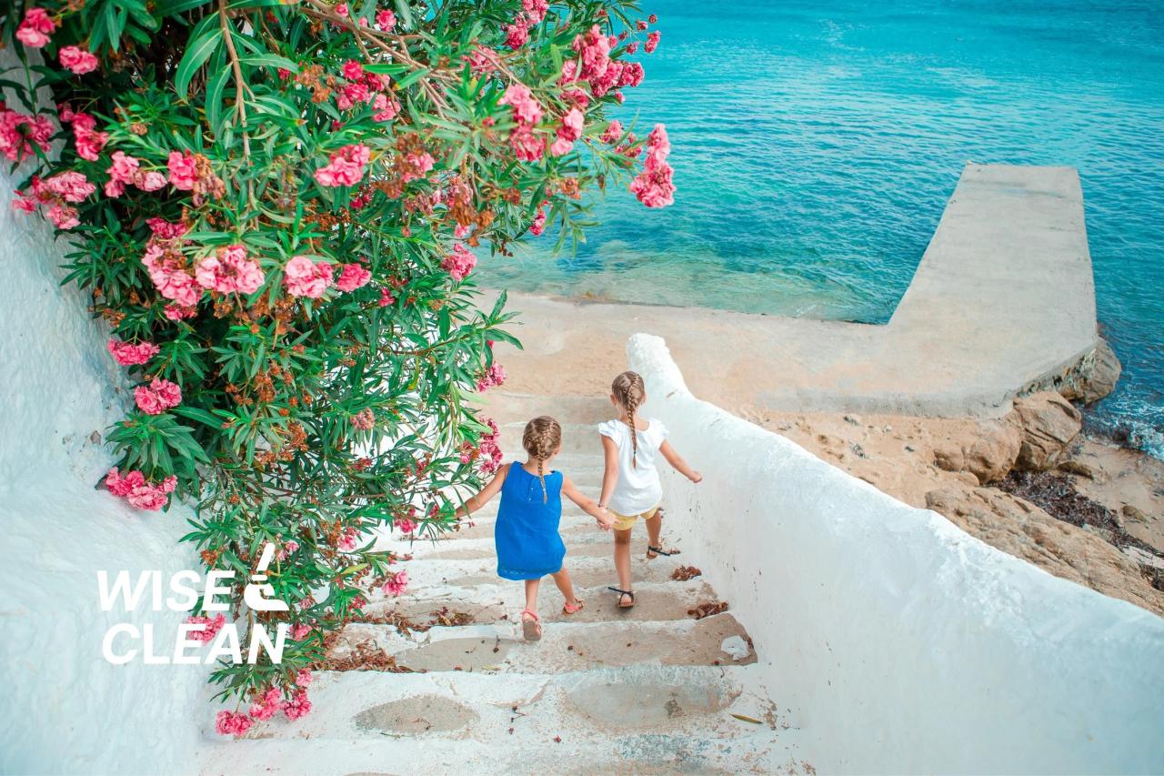WiseClean – Two girls walking down stairs to the sea on a sunny holiday